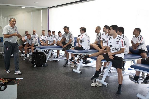 O técnico Tite com os jogadores esta manhã durante a reapresentacao do time do Corinthians em 2011, no CT Joaquim Grava no Parque Ecológico do Tiete. O primeiro jogo da equipe no Campeonato Paulista 2011, será dia 16/01, contra a Portuguesa, no Pacaembu