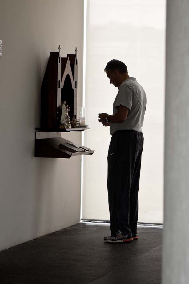 O técnico Tite rezando esta manhã durante a reapresentacao do time do Corinthians em 2011, no CT Joaquim Grava no Parque Ecológico do Tiete. O primeiro jogo da equipe no Campeonato Paulista 2011, será dia 16/01, contra a Portuguesa, no Pacaembu