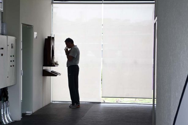 O técnico Tite rezando esta manhã durante a reapresentacao do time do Corinthians em 2011, no CT Joaquim Grava no Parque Ecológico do Tiete. O primeiro jogo da equipe no Campeonato Paulista 2011, será dia 16/01, contra a Portuguesa, no Pacaembu