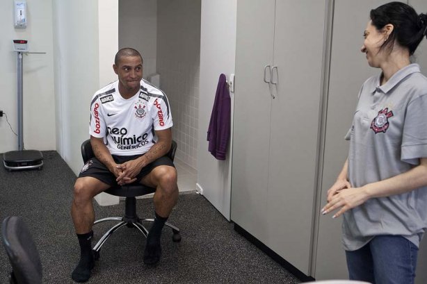 Roberto Carlos brinca com a nutricionista Christine Neves esta manhã durante a reapresentacao do time do Corinthians em 2011, no CT Joaquim Grava no Parque Ecológico do Tiete. O primeiro jogo da equipe no Campeonato Paulista 2011, será dia 16/01, contra a Portuguesa, no Pacaembu