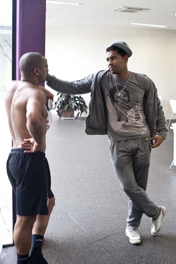Roberto Carlos e André Santos, que visitou o CT, esta manhã durante a reapresentacao do time do Corinthians em 2011, no CT Joaquim Grava no Parque Ecológico do Tiete. O primeiro jogo da equipe no Campeonato Paulista 2011, será dia 16/01, contra a Portuguesa, no Pacaembu