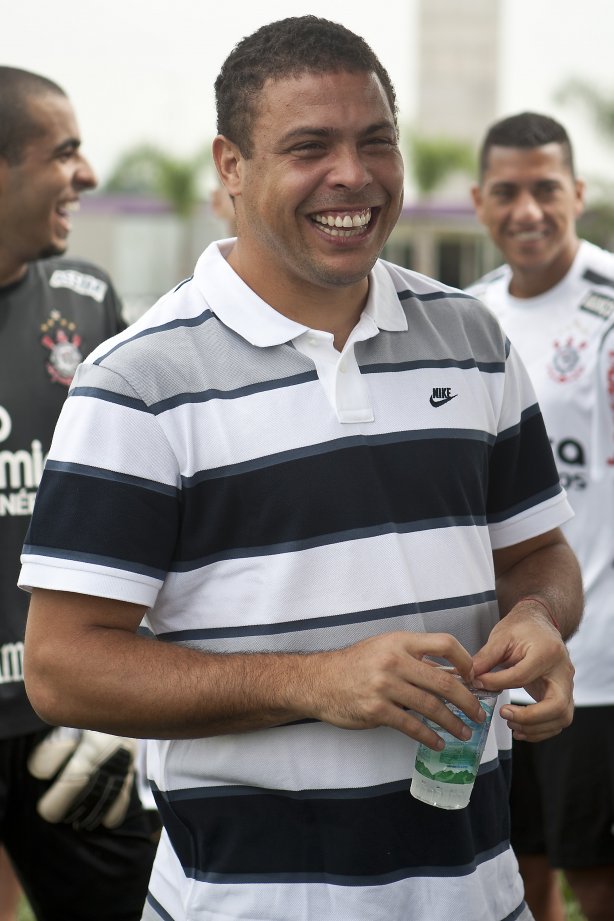 O atacante Ronaldo, antes de conceder entrevista coletiva anunciando sua aposentadoria, após o treino desta manhã no CT Joaquim Grava, no Parque Ecológico do Tiete. O time se prepara para o jogo contra o Mogi Mirim, quinta-feira, dia 17/02, complementando a 4ª rodada do Campeonato Paulista 2011