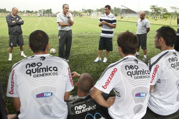 O atacante Ronaldo, ao lado do técnico Tite antes de conceder entrevista coletiva anunciando sua aposentadoria, após o treino desta manhã no CT Joaquim Grava, no Parque Ecológico do Tiete. O time se prepara para o jogo contra o Mogi Mirim, quinta-feira, dia 17/02, complementando a 4ª rodada do Campeonato Paulista 2011