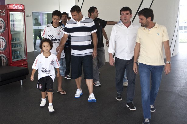 O atacante Ronaldo, ao lado dos filhos Alex e Ronaldo, o presidente Andres Sanchez, antes de conceder entrevista coletiva anunciando sua aposentadoria, após o treino desta manhã no CT Joaquim Grava, no Parque Ecológico do Tiete. O time se prepara para o jogo contra o Mogi Mirim, quinta-feira, dia 17/02, complementando a 4ª rodada do Campeonato Paulista 2011