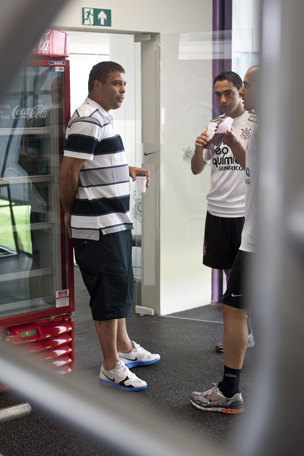 O atacante Ronaldo, com Chicão e Alessandro antes de conceder entrevista coletiva anunciando sua aposentadoria, após o treino desta manhã no CT Joaquim Grava, no Parque Ecológico do Tiete. O time se prepara para o jogo contra o Mogi Mirim, quinta-feira, dia 17/02, complementando a 4ª rodada do Campeonato Paulista 2011