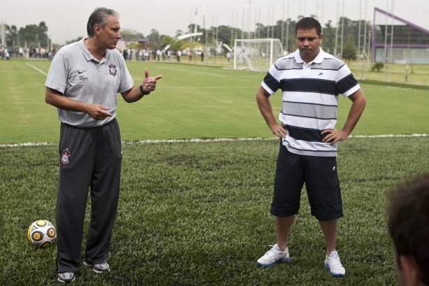 O atacante Ronaldo, com o técnico Tite(e) antes de conceder entrevista coletiva anunciando sua aposentadoria, após o treino desta manhã no CT Joaquim Grava, no Parque Ecológico do Tiete. O time se prepara para o jogo contra o Mogi Mirim, quinta-feira, dia 17/02, complementando a 4ª rodada do Campeonato Paulista 2011