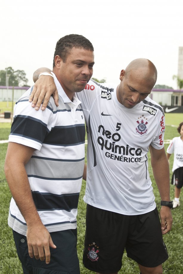 O atacante Ronaldo, se despede de Edno antes de conceder entrevista coletiva anunciando sua aposentadoria, após o treino desta manhã no CT Joaquim Grava, no Parque Ecológico do Tiete. O time se prepara para o jogo contra o Mogi Mirim, quinta-feira, dia 17/02, complementando a 4ª rodada do Campeonato Paulista 2011