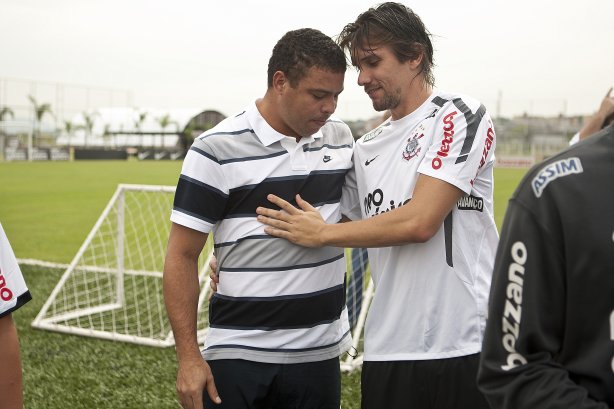O atacante Ronaldo, se despede do amigo Paulo André antes de conceder entrevista coletiva anunciando sua aposentadoria, após o treino desta manhã no CT Joaquim Grava, no Parque Ecológico do Tiete. O time se prepara para o jogo contra o Mogi Mirim, quinta-feira, dia 17/02, complementando a 4ª rodada do Campeonato Paulista 2011