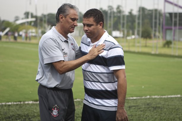 O atacante Ronaldo, se despede do técnico Tite antes de conceder entrevista coletiva anunciando sua aposentadoria, após o treino desta manhã no CT Joaquim Grava, no Parque Ecológico do Tiete. O time se prepara para o jogo contra o Mogi Mirim, quinta-feira, dia 17/02, complementando a 4ª rodada do Campeonato Paulista 2011