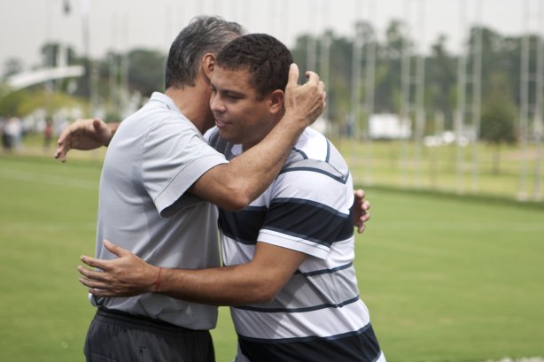 O atacante Ronaldo, se despede do técnico Tite antes de conceder entrevista coletiva anunciando sua aposentadoria, após o treino desta manhã no CT Joaquim Grava, no Parque Ecológico do Tiete. O time se prepara para o jogo contra o Mogi Mirim, quinta-feira, dia 17/02, complementando a 4ª rodada do Campeonato Paulista 2011