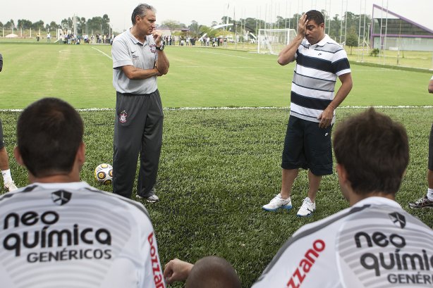O atacante Ronaldo, se emocionado ao se despedir do técnico Tite antes de conceder entrevista coletiva anunciando sua aposentadoria, após o treino desta manhã no CT Joaquim Grava, no Parque Ecológico do Tiete. O time se prepara para o jogo contra o Mogi Mirim, quinta-feira, dia 17/02, complementando a 4ª rodada do Campeonato Paulista 2011