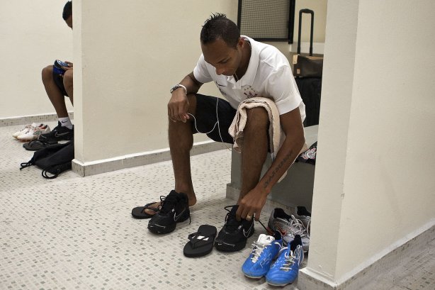 Liedson nos vestiários antes da partida entre Corinthians x Mogi Mirim, complementando a 4ª rodada do Campeonato Paulista de 2011, realizada esta noite no estádio do Pacaembu