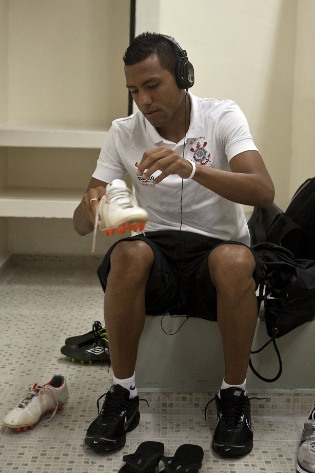 Luis Ramirez nos vestiários antes da partida entre Corinthians x Mogi Mirim, complementando a 4ª rodada do Campeonato Paulista de 2011, realizada esta noite no estádio do Pacaembu
