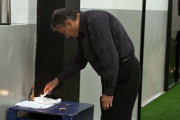 O técnico Tite rezando nos vestiários antes da partida entre Corinthians x Mogi Mirim, complementando a 4ª rodada do Campeonato Paulista de 2011, realizada esta noite no estádio do Pacaembu