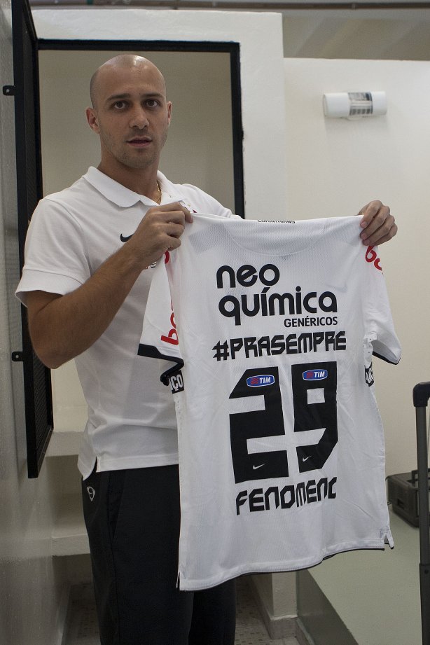 Alessandro com a camisa comemorativa que o time vai usar hoje em homenagem a Ronaldo nos vestiários antes da partida entre Corinthians x Santos, válida pela 9ª rodada do Campeonato Paulista de 2011, realizada esta tarde no estádio do Pacaembu