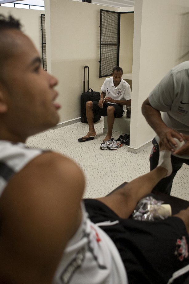 Dentinho com Liedson, ao fundo, nos vestiários antes da partida entre Corinthians x Santos, válida pela 9ª rodada do Campeonato Paulista de 2011, realizada esta tarde no estádio do Pacaembu