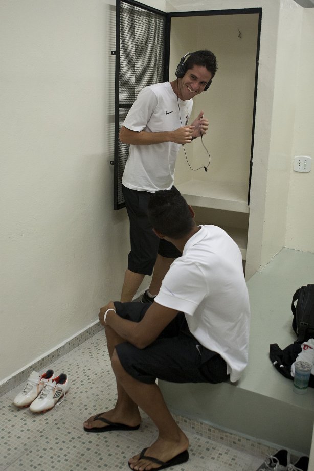 Marcelo Oliveira e Luis Ramirez nos vestiários antes da partida entre Corinthians x Santos, válida pela 9ª rodada do Campeonato Paulista de 2011, realizada esta tarde no estádio do Pacaembu