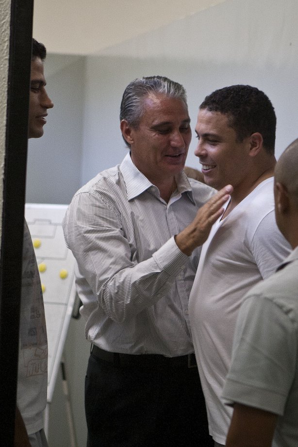 O técnico Tite cumprimenta Ronaldo nos vestiários antes da partida entre Corinthians x Santos, válida pela 9ª rodada do Campeonato Paulista de 2011, realizada esta tarde no estádio do Pacaembu