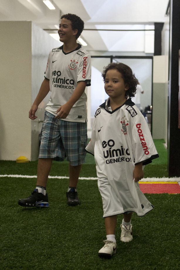 Ronald e Alex, filhos de Ronaldo, nos vestiários antes da partida entre Corinthians x Santos, válida pela 9ª rodada do Campeonato Paulista de 2011, realizada esta tarde no estádio do Pacaembu