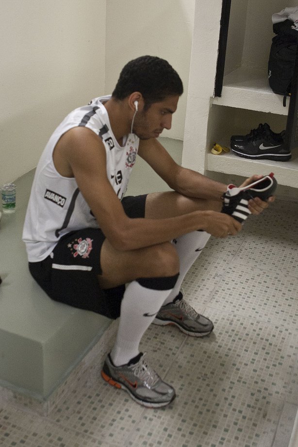 Wallace que comecoa jogando hoje nos vestiários antes da partida entre Corinthians x Santos, válida pela 9ª rodada do Campeonato Paulista de 2011, realizada esta tarde no estádio do Pacaembu