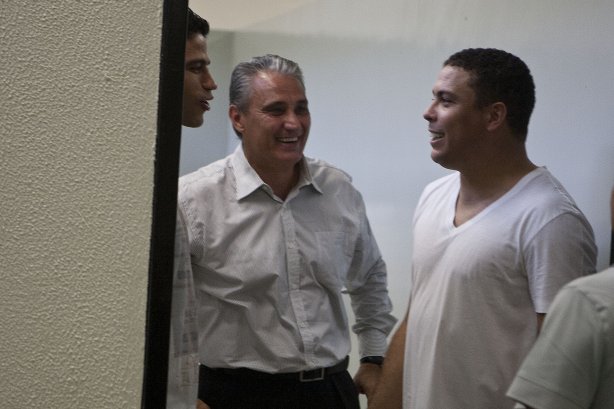 William Machado, gerente de futebol, o técnico Tite e Ronaldo nos vestiários antes da partida entre Corinthians x Santos, válida pela 9ª rodada do Campeonato Paulista de 2011, realizada esta tarde no estádio do Pacaembu
