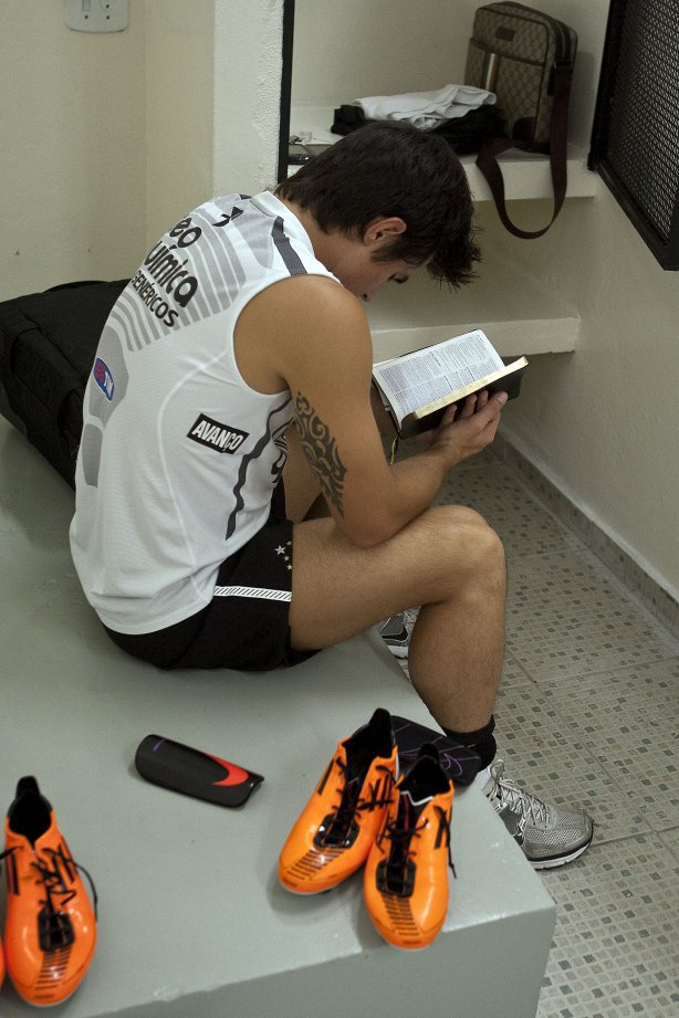 Willian le a Biblia nos vestiários antes da partida entre Corinthians x Santos, válida pela 9ª rodada do Campeonato Paulista de 2011, realizada esta tarde no estádio do Pacaembu