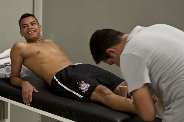 Dentinho nos vestiários antes da partida entre Corinthians x Grêmio Prudente/Presidente Prudente, válida pela 10ª rodada do Campeonato Paulista de 2011, realizada esta noite no estádio do Pacaembu