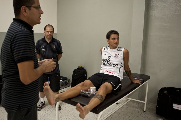 Fabio Santos nos vestiários antes da partida entre Corinthians x Grêmio Prudente/Presidente Prudente, válida pela 10ª rodada do Campeonato Paulista de 2011, realizada esta noite no estádio do Pacaembu