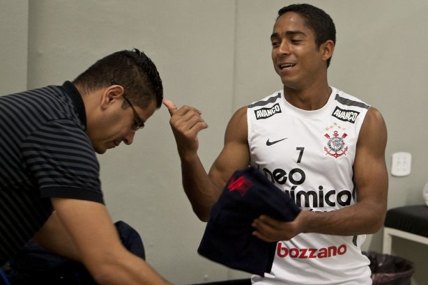 Jorge Henrique brinca com o enfermeiro Cleber Costa nos vestiários antes da partida entre Corinthians x Grêmio Prudente/Presidente Prudente, válida pela 10ª rodada do Campeonato Paulista de 2011, realizada esta noite no estádio do Pacaembu
