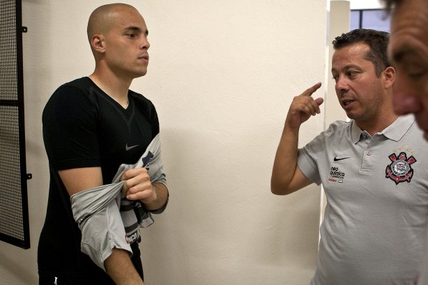 Julio Cesar e auxiliar de Tite, Cleber Xavier nos vestiários antes da partida entre Corinthians x Grêmio Prudente/Presidente Prudente, válida pela 10ª rodada do Campeonato Paulista de 2011, realizada esta noite no estádio do Pacaembu