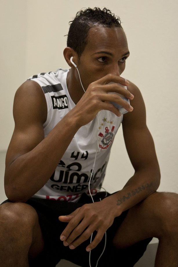 Liedson nos vestiários antes da partida entre Corinthians x Grêmio Prudente/Presidente Prudente, válida pela 10ª rodada do Campeonato Paulista de 2011, realizada esta noite no estádio do Pacaembu