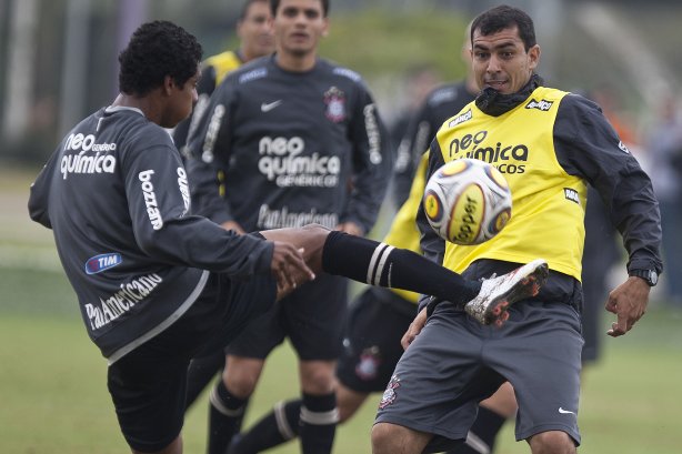 Elias e o auxiliar Fabio Carille durante o treino do Corinthians esta tarde no CT Joaquim Grava, Parque Ecológico do Tiete. O time se prepara para o jogo contra o Linense, sábado, dia 05/03, no estádio Gilberto Lopes, em Lins/SP, pela 11ª rodada do Campeonato Paulista 2011