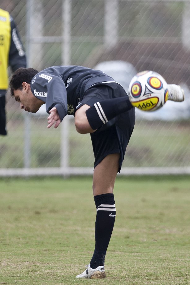 Fabio Santos durante o treino do Corinthians esta tarde no CT Joaquim Grava, Parque Ecológico do Tiete. O time se prepara para o jogo contra o Linense, sábado, dia 05/03, no estádio Gilberto Lopes, em Lins/SP, pela 11ª rodada do Campeonato Paulista 2011