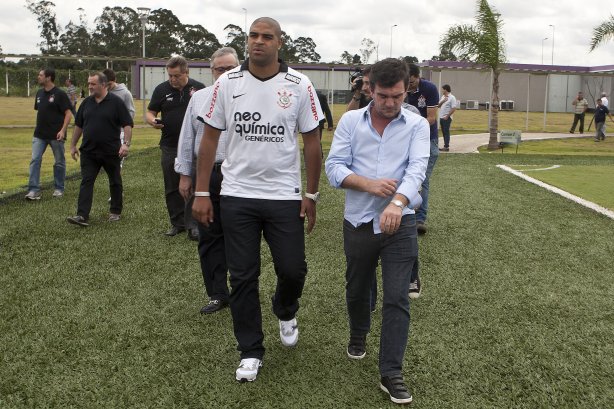 O atacante Adriano foi apresentado hoje pelo Corinthians, como o mais novo reforco para 2011, antes do treino desta tarde no CT Joaquim Grava, Parque Ecológico do Tiete. O time se prepara para o jogo contra o Botafogo/RP, domingo dia 03/04/2011, no estádio Santa Cruz em Ribeirão Preto, pela 17ª rodada do Campeonato Paulista 2011