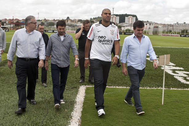 O atacante Adriano foi apresentado hoje pelo Corinthians, como o mais novo reforco para 2011, antes do treino desta tarde no CT Joaquim Grava, Parque Ecológico do Tiete. O time se prepara para o jogo contra o Botafogo/RP, domingo dia 03/04/2011, no estádio Santa Cruz em Ribeirão Preto, pela 17ª rodada do Campeonato Paulista 2011