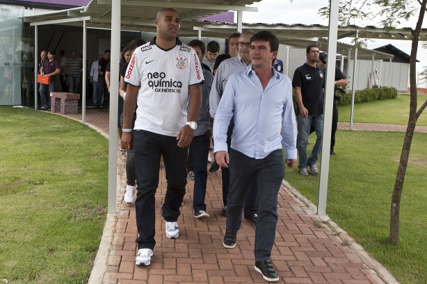 O atacante Adriano foi apresentado hoje pelo Corinthians, como o mais novo reforco para 2011, antes do treino desta tarde no CT Joaquim Grava, Parque Ecológico do Tiete. O time se prepara para o jogo contra o Botafogo/RP, domingo dia 03/04/2011, no estádio Santa Cruz em Ribeirão Preto, pela 17ª rodada do Campeonato Paulista 2011