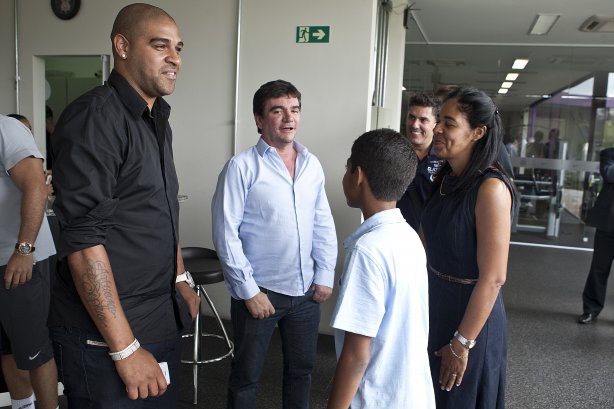O atacante Adriano foi apresentado hoje pelo Corinthians, como o mais novo reforco para 2011, antes do treino desta tarde no CT Joaquim Grava, Parque Ecológico do Tiete. O time se prepara para o jogo contra o Botafogo/RP, domingo dia 03/04/2011, no estádio Santa Cruz em Ribeirão Preto, pela 17ª rodada do Campeonato Paulista 2011