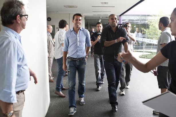 O atacante Adriano foi apresentado hoje pelo Corinthians, como o mais novo reforco para 2011, antes do treino desta tarde no CT Joaquim Grava, Parque Ecológico do Tiete. O time se prepara para o jogo contra o Botafogo/RP, domingo dia 03/04/2011, no estádio Santa Cruz em Ribeirão Preto, pela 17ª rodada do Campeonato Paulista 2011