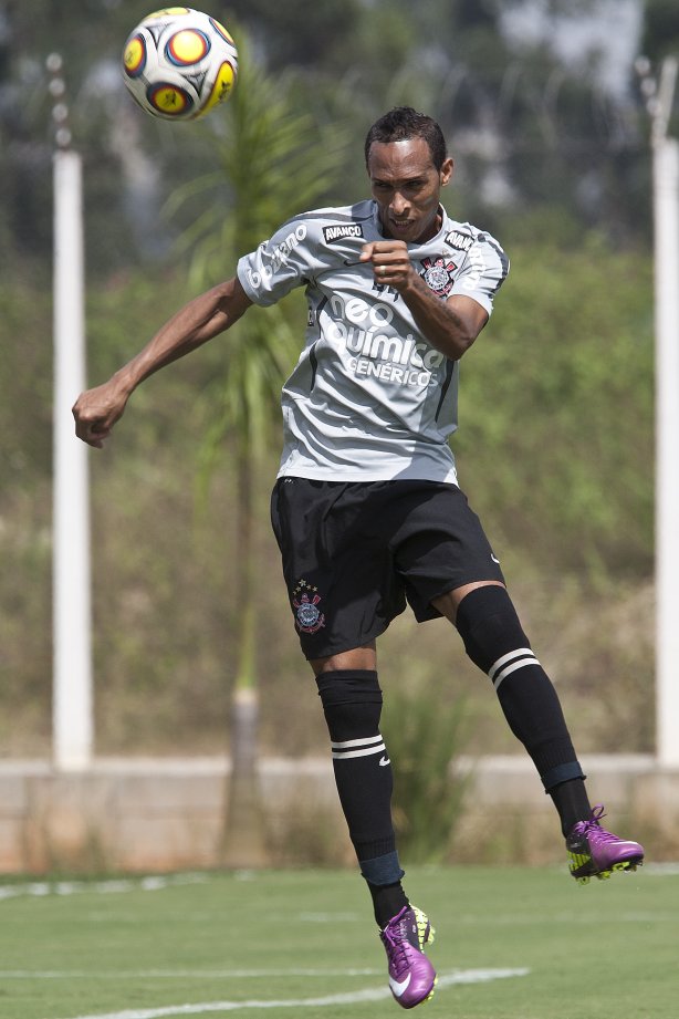 Liedson durante o treino do Corinthians realizado esta manhã no CT Joaquim Grava, Parque Ecológico do Tiete. O time se prepara para o jogo contra o Botafogo/RP, amanhã, domingo dia 03/04/2011, no estádio Santa Cruz em Ribeirão Preto, pela 17ª rodada do Campeonato Paulista 2011