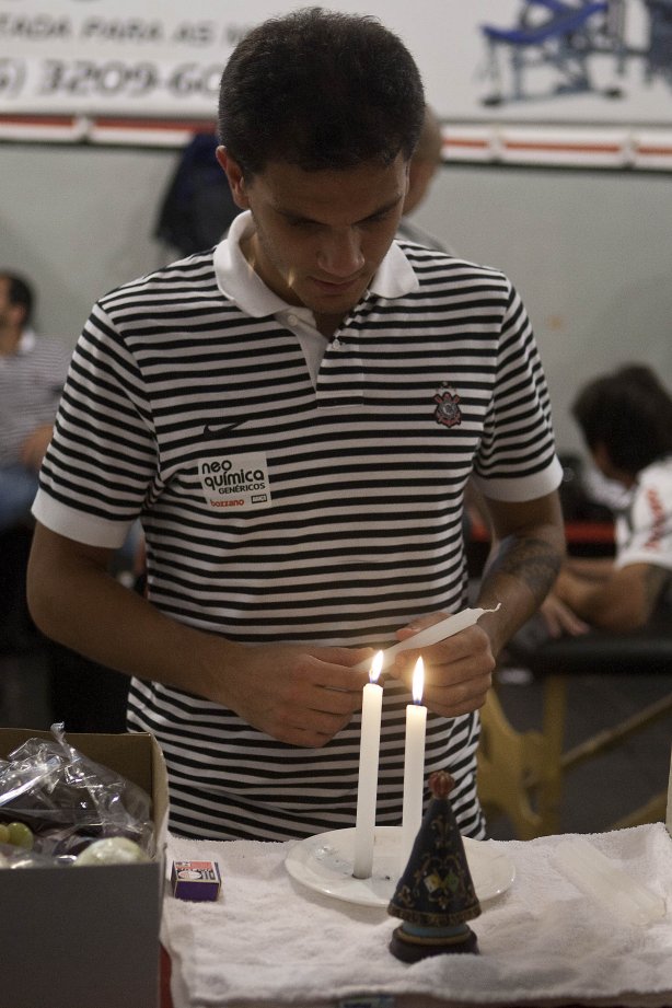 Fabio Santos rezando nos vestiários antes da partida entre Botafogo/RP x Corinthians, realizada esta noite no estádio Santa Cruz, pela 17ª rodada do Campeonato Paulista 2011. Ribeirão Preto/Sao Paulo/Brasil