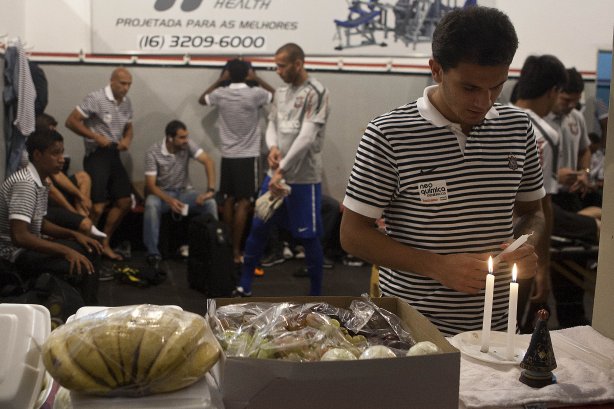 Fabio Santos rezando nos vestiários antes da partida entre Botafogo/RP x Corinthians, realizada esta noite no estádio Santa Cruz, pela 17ª rodada do Campeonato Paulista 2011. Ribeirão Preto/Sao Paulo/Brasil