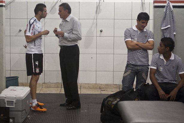 Leandro Castán conversa com Tite nos vestiários antes da partida entre Botafogo/RP x Corinthians, realizada esta noite no estádio Santa Cruz, pela 17ª rodada do Campeonato Paulista 2011. Ribeirão Preto/Sao Paulo/Brasil