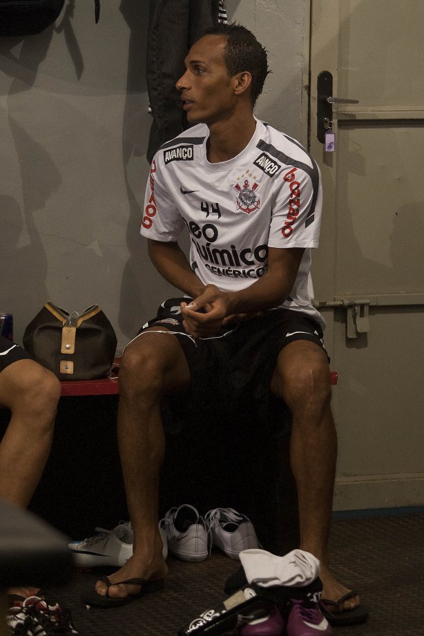 Liedson nos vestiários antes da partida entre Botafogo/RP x Corinthians, realizada esta noite no estádio Santa Cruz, pela 17ª rodada do Campeonato Paulista 2011. Ribeirão Preto/Sao Paulo/Brasil