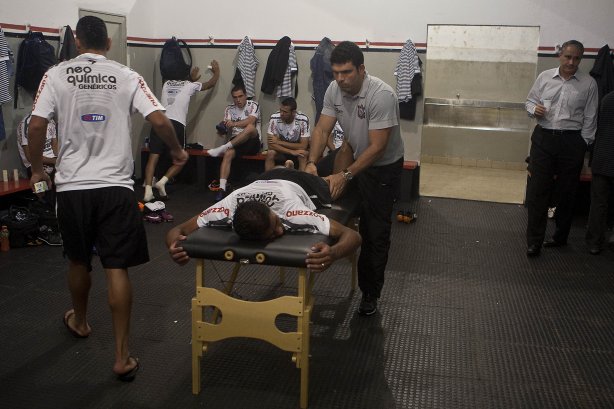 O fisioterapeuta Bruno Mazziotti faz massagem em Paulinho nos vestiários antes da partida entre Botafogo/RP x Corinthians, realizada esta noite no estádio Santa Cruz, pela 17ª rodada do Campeonato Paulista 2011. Ribeirão Preto/Sao Paulo/Brasil