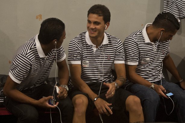 Paulinho; Fabio Santos e Ralf nos vestiários antes da partida entre Botafogo/RP x Corinthians, realizada esta noite no estádio Santa Cruz, pela 17ª rodada do Campeonato Paulista 2011. Ribeirão Preto/Sao Paulo/Brasil
