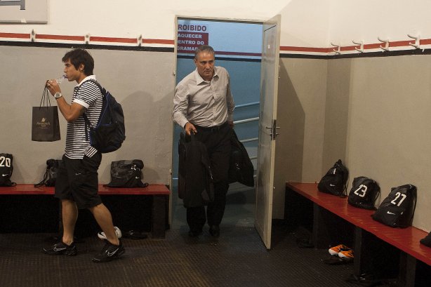 Willian e Tite nos vestiários antes da partida entre Botafogo/RP x Corinthians, realizada esta noite no estádio Santa Cruz, pela 17ª rodada do Campeonato Paulista 2011. Ribeirão Preto/Sao Paulo/Brasil