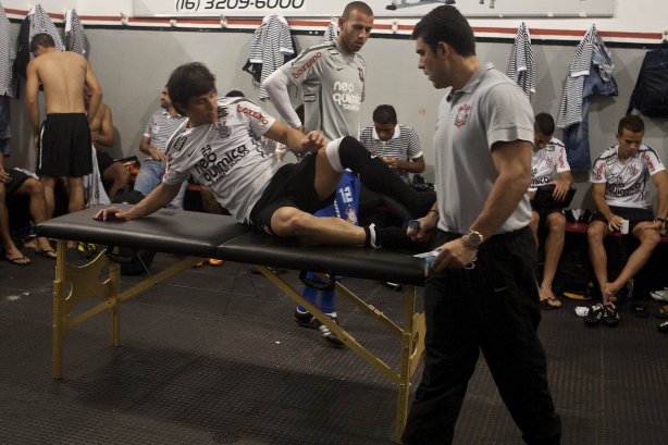 Willian, na maca, e o fisioterapeuta Bruno Mazziotti nos vestiários antes da partida entre Botafogo/RP x Corinthians, realizada esta noite no estádio Santa Cruz, pela 17ª rodada do Campeonato Paulista 2011. Ribeirão Preto/Sao Paulo/Brasil