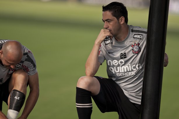 Alessandro e Chicão durante o treino do Corinthians realizado esta tarde no CT Joaquim Grava, Parque Ecológico do Tiete. O time se prepara para o jogo contra o São Caetano, domingo dia 10/04/2011, no estádio do Pacaembu, pela 18ª rodada do Campeonato Paulista 2011