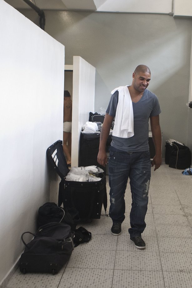 Adriano nos vestiários antes da partida entre Corinthians x São Caetano, realizada esta tarde no estádio do Pacaembu, pela 18ª rodada do Campeonato Paulista 2011
