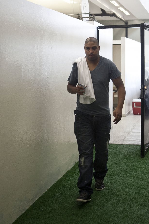 Adriano nos vestiários antes da partida entre Corinthians x São Caetano, realizada esta tarde no estádio do Pacaembu, pela 18ª rodada do Campeonato Paulista 2011